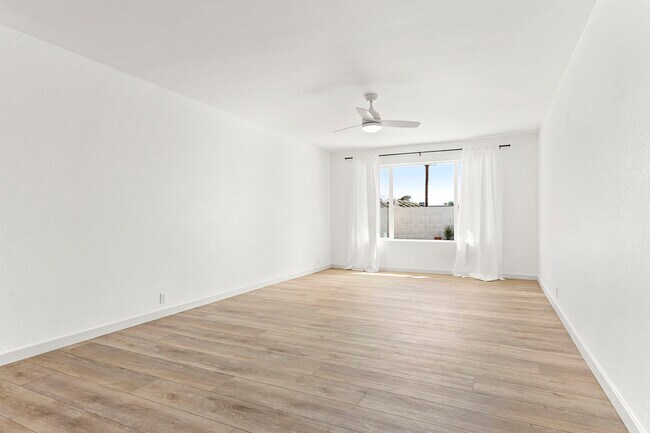 Building Photo - 6021 E Acoma Dr