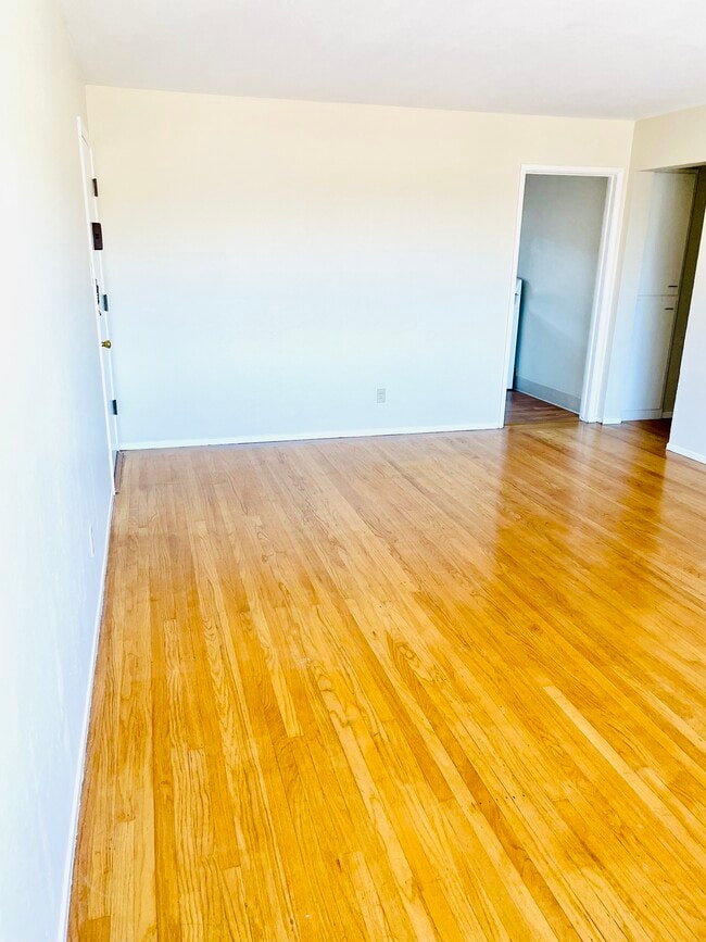 Livingroom - 2938 Brookdale Ave