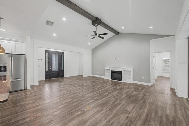 Building Photo - 606 Royal Crest Dr