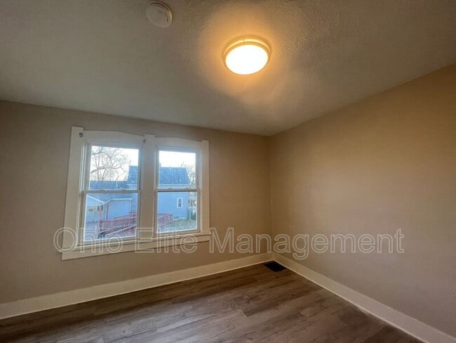 Building Photo - 898 E 13th Ave