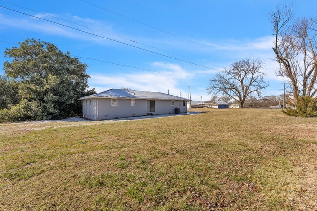 Building Photo - Spacious 3BR Ranch on Over Half an Acre in Seneca! $1,700/mo rent