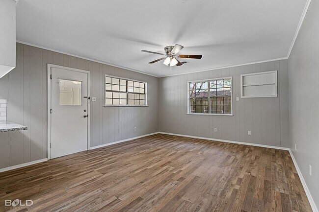 Building Photo - BEAUTIFUL 3 BEDROOM 2 BATH IN SPRINGLAKE, UNIVERSITY TERRANCE NEIGHBORHOOD