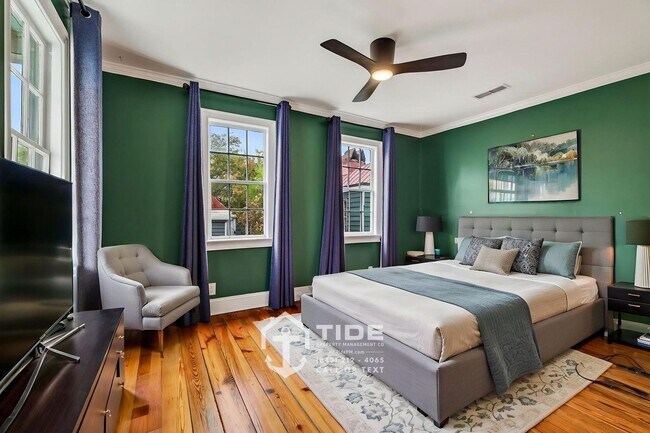 Building Photo - Walkable Downtown Living