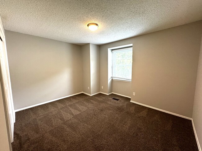 Building Photo - 3995 Valley Ct