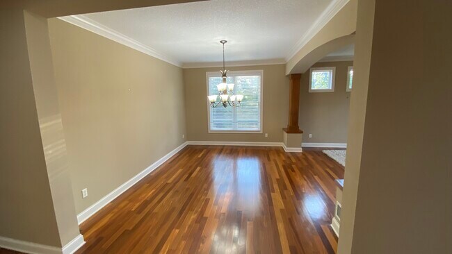 Building Photo - 10694 Maple Blvd