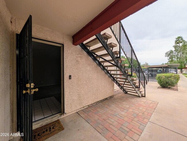 Building Photo - 4211 E Palm Ln