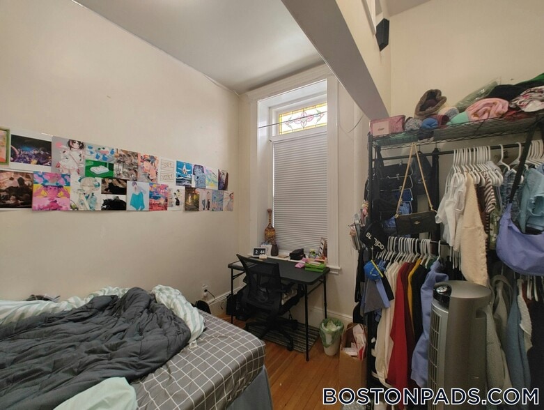 Building Photo - 447 Park Dr