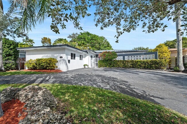 Building Photo - 218 Shore Dr S