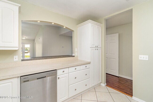Building Photo - 841 Raintree Ave