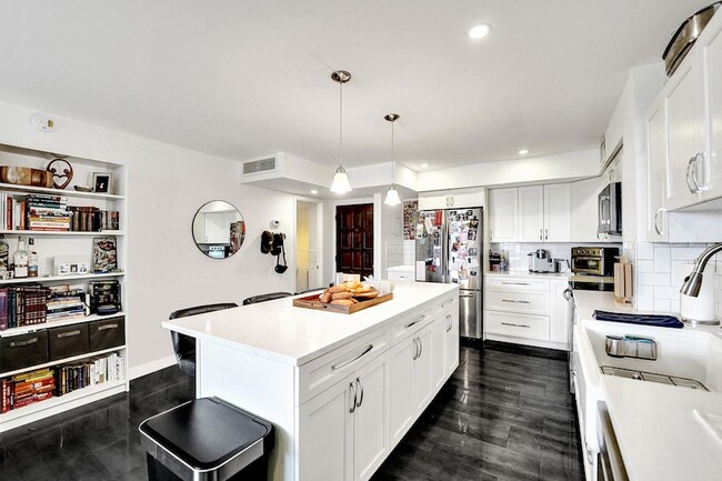 Building Photo - 3800 N Hills Dr