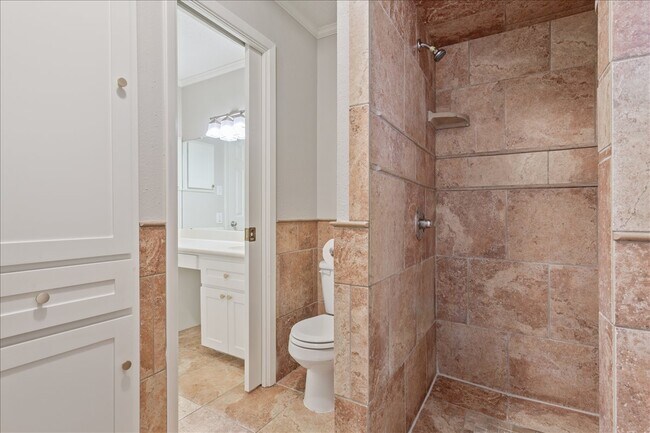 Building Photo - 5600 Lake Highlands Dr