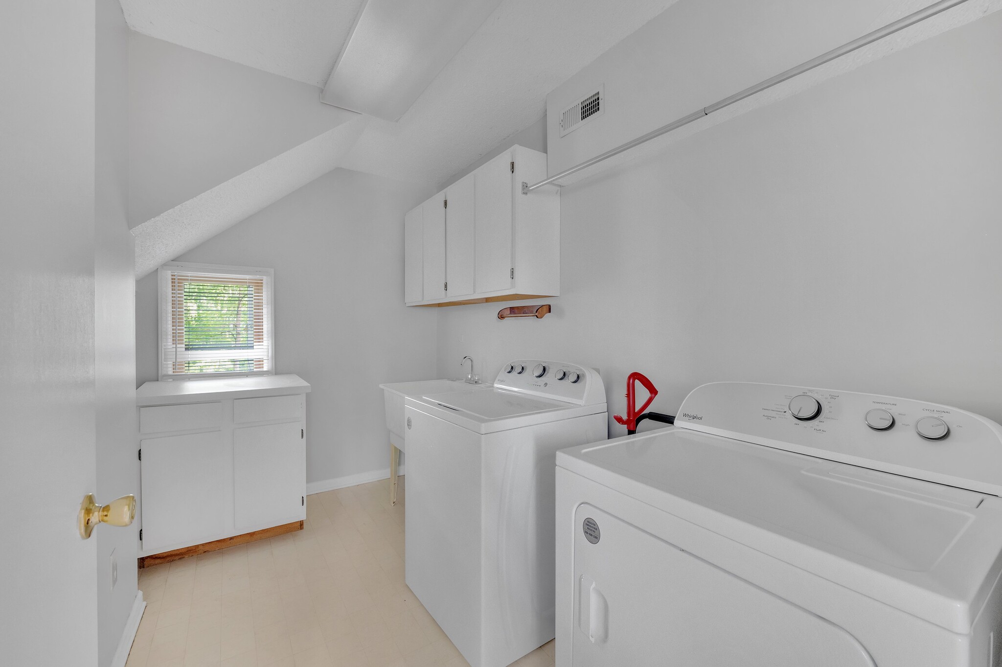 Building Photo - 8205 Knollwood Cir