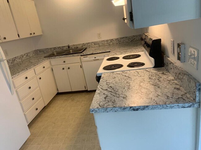 Building Photo - Selah 3br 1ba duplex with carport and WATE...
