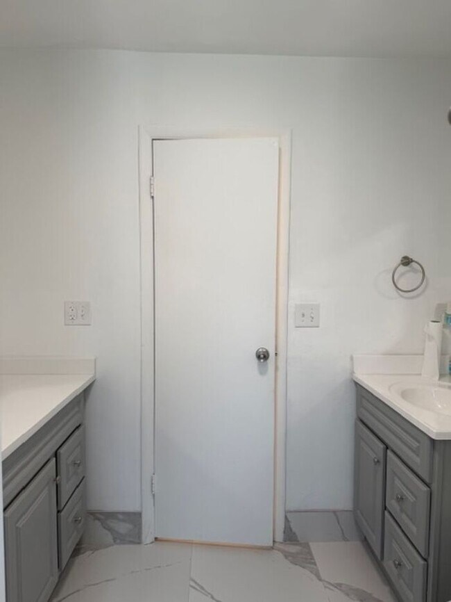 Building Photo - Easy Living with this 3 Bedroom Home on oversized fenced lot.