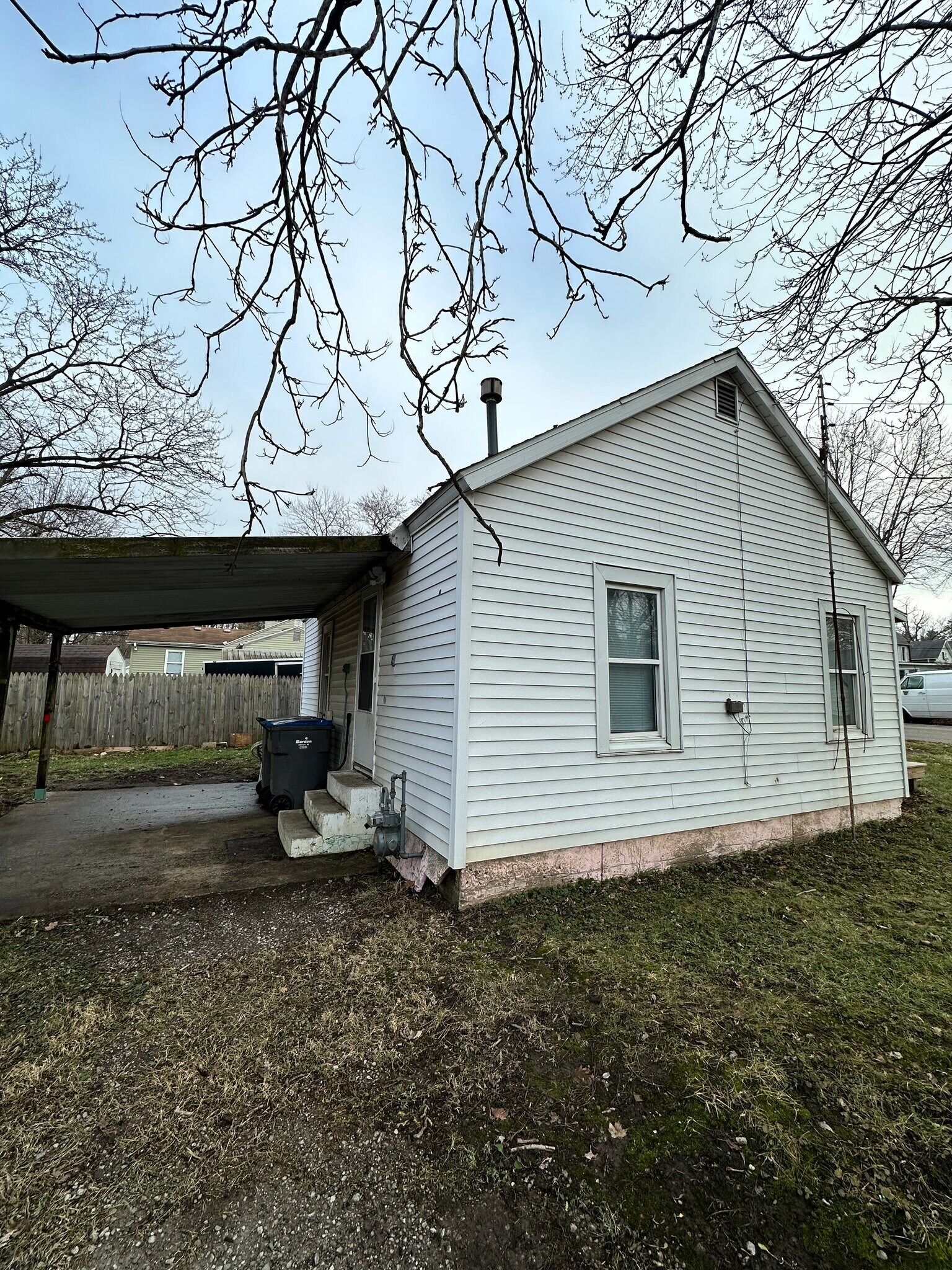 Building Photo - 317 E Oakridge Ave