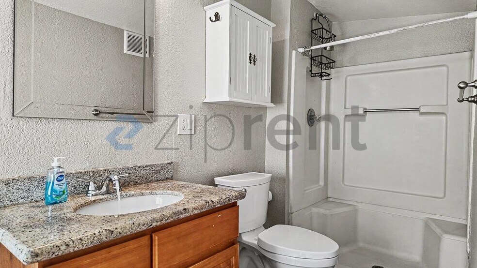 Building Photo - Unit B
