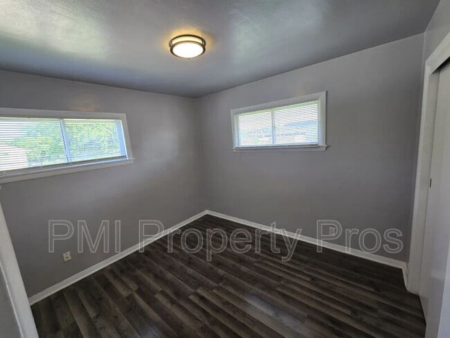 Building Photo - 5658 N 61st St