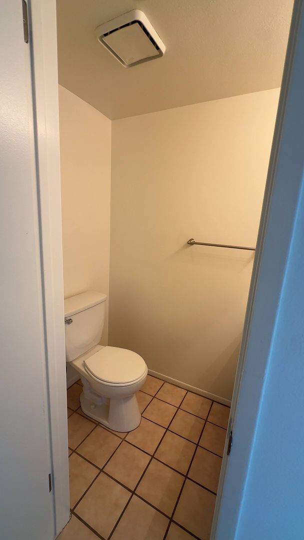 Building Photo - 2 Bdrm Condo in the Gated Saratoga Community