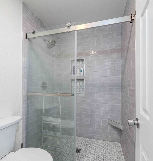 Building Photo - Gated 2BR Condo with Pool View