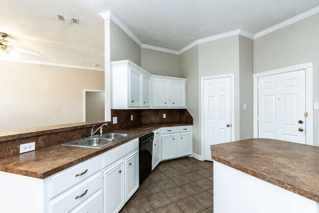 Building Photo - 3 bedroom 3 Bath House plus office