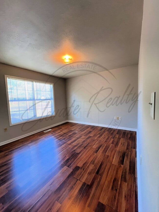 Building Photo - ON SPECIAL: Three Bedroom Ranch with Appli...