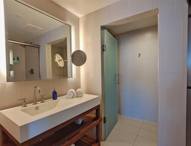 Building Photo - 3101 Bayshore Dr