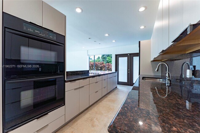 Building Photo - 636 Hibiscus Dr