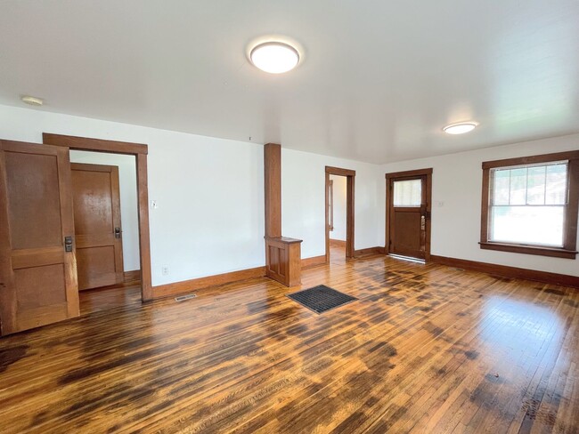 Building Photo - 3 bed 1 bath home