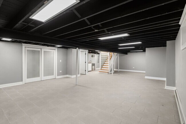 Building Photo - 1010 W Elm St