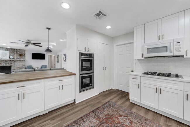 Building Photo - 5474 Imogene St