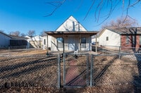 Building Photo - 615 N Doris St