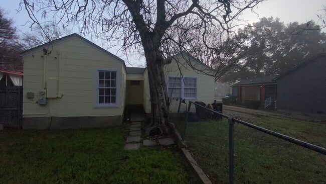 Building Photo - Campus Cottage, Blocks From TCU!