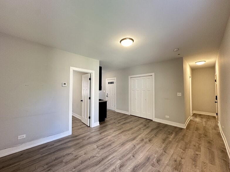 Building Photo - 721 W Brompton Ave