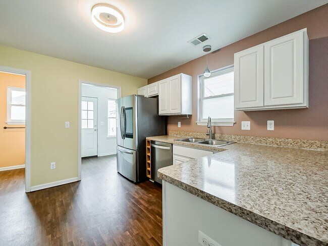 Building Photo - Lake Living at Its Finest in Keego Harbor!