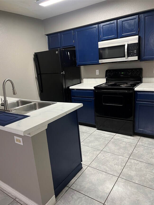 Building Photo - 3900 Woodchase Dr