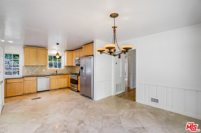 Building Photo - 3246 Benda St