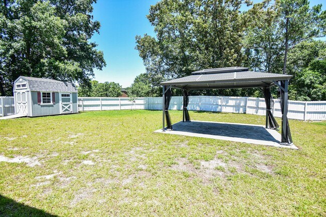 Building Photo - 4 Bedroom 2 Bathroom- Small Pets Considered