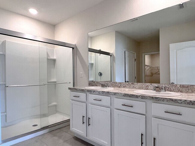 Building Photo - Four-Bedroom Home Near Lake Hartridge