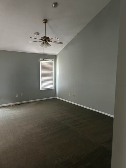 Building Photo - 204 Aqueduct Dr