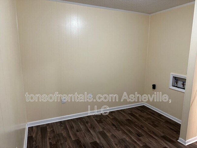 Building Photo - 3126 US-221