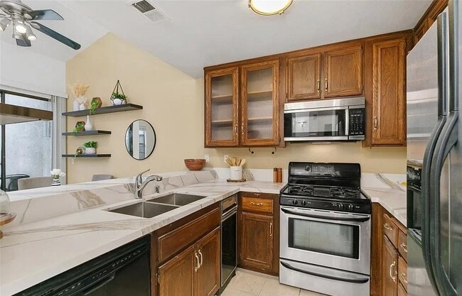 Building Photo - 2526 W MacArthur Blvd