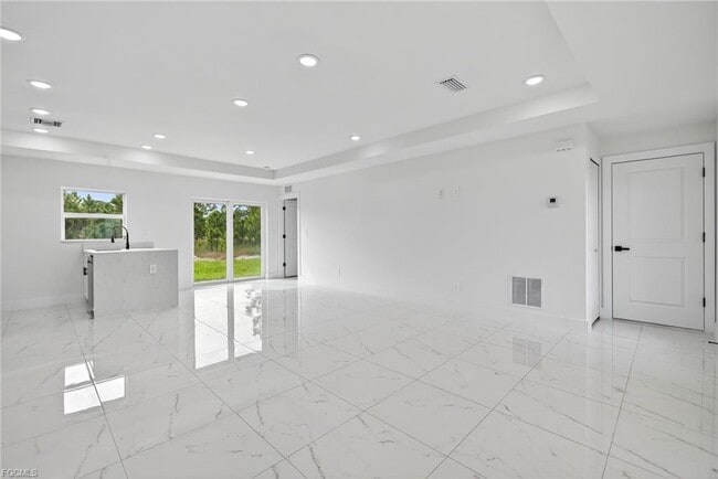 Building Photo - 1108 Eauclaire St E