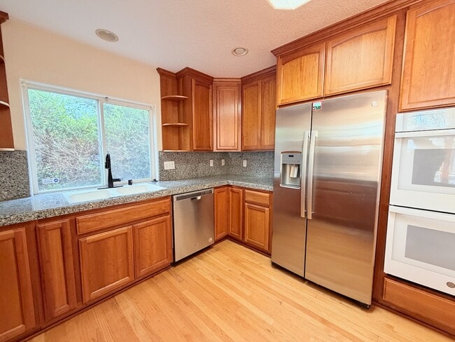 Building Photo - 4766 Elmhurst Dr