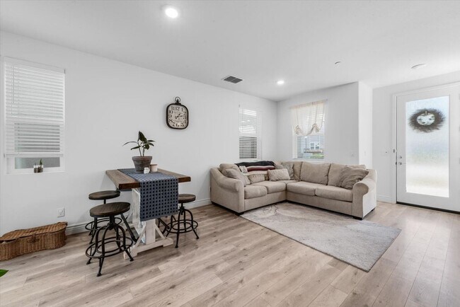Building Photo - 2717 N Cove Dr