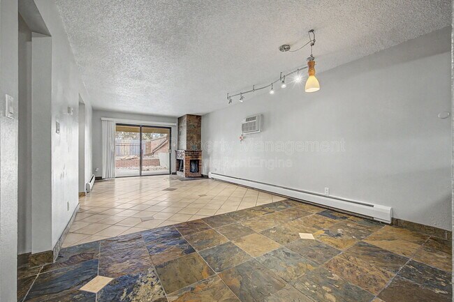 Building Photo - 1021 Carr St