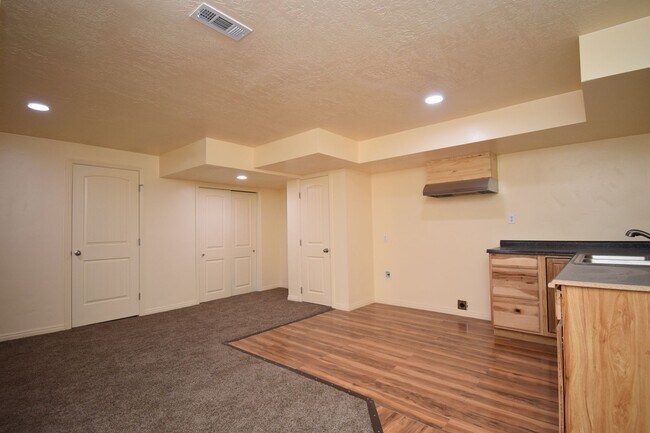 Building Photo - Modern 4 bed Home in Prime West Valley Location!!