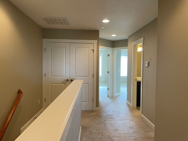 Building Photo - LUXURY 4 Bed Camas Townhome! Gated Communi...