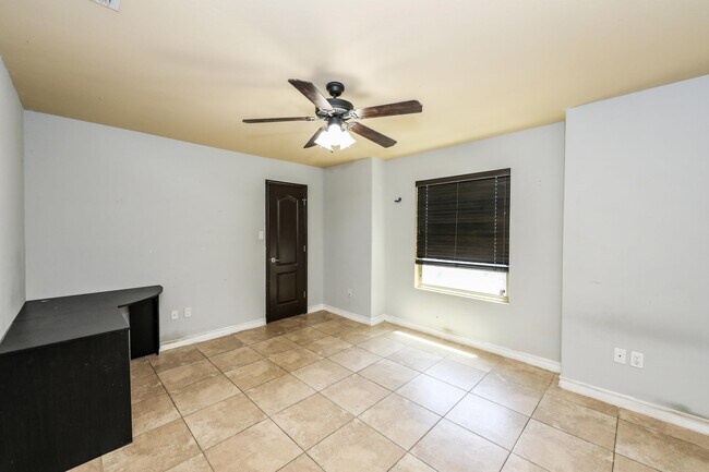 Building Photo - 9813 Sandhill Dr