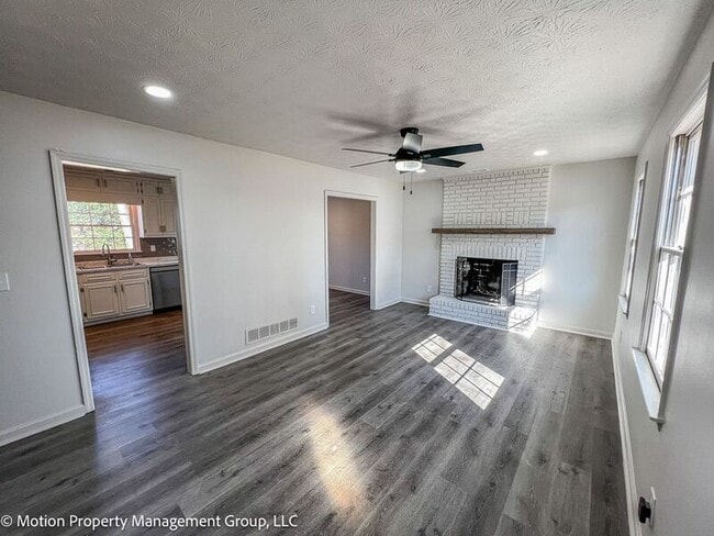 Building Photo - 1330 Hillcrest Dr