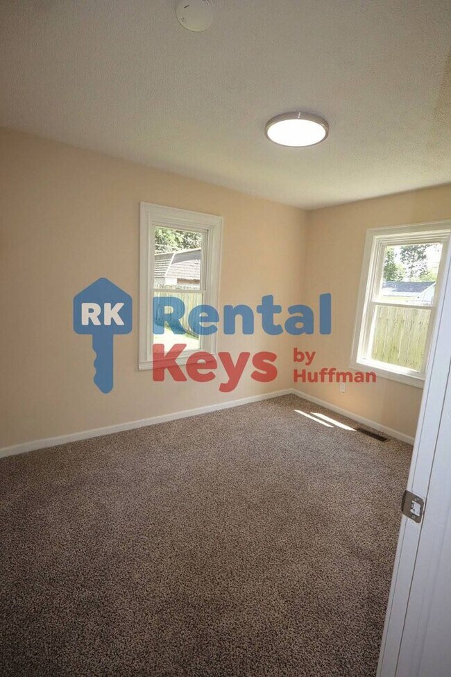 Building Photo - Three Bedroom House | New Flooring